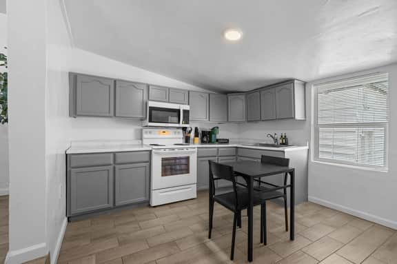 Casa Jay · Cozy Casita · Midtown Gem - Image 4